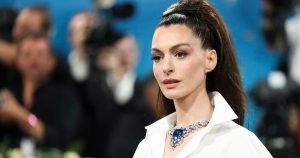 F168 chính thức: Anne Hathaway từng suýt mù mắt trái suốt 10 năm